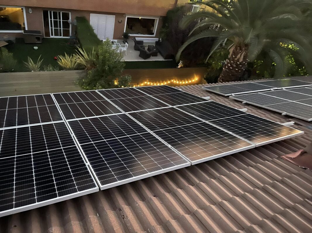 Detalle de paneles solares instalados en tejado en Alcobendas(1) Sistema de placas solares en tejado residencial en Alcobendas optimizado para producción de energía solar