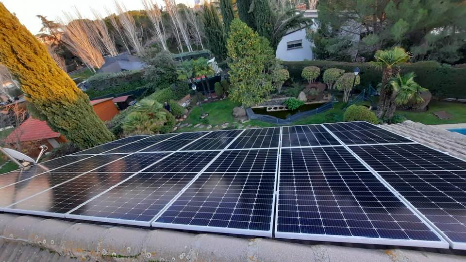 Generación de energía solar en vivienda con baterías Sistema de placas solares en tejado con producción de energía para autoconsumo y almacenamiento