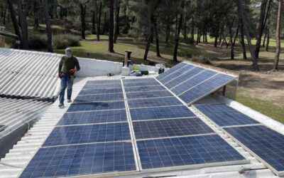 Instalación aislada en un camping en Guadarrama con dos inversores y baterías