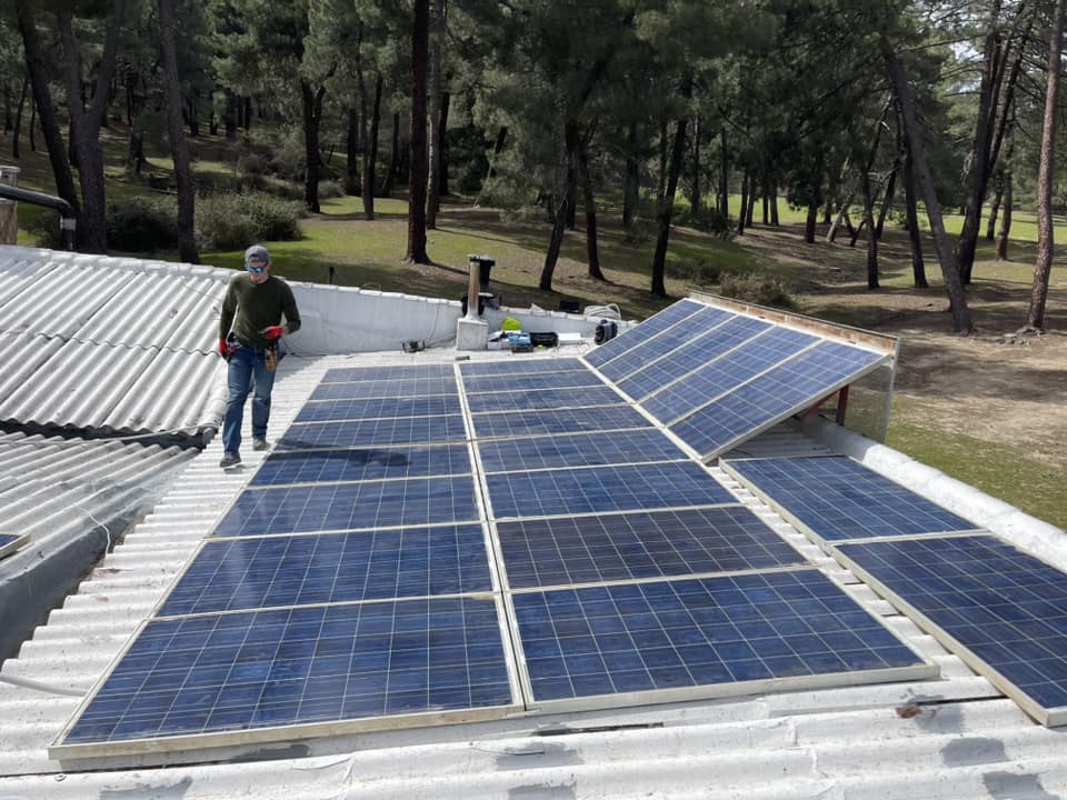 Instalación aislada en un camping en Guadarrama con dos inversores y baterías. Instalación aislada en un camping en Guadarrama con dos inversores y baterías.