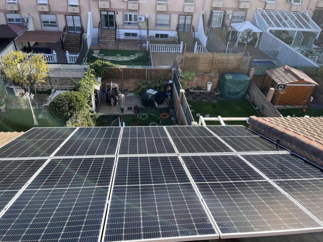 Instalación de paneles solares en cubierta de vivienda unifamiliar en Fuenlabrada para autoconsumo fotovoltaico Paneles solares instalados en tejado de vivienda en Fuenlabrada para sistema de autoconsumo