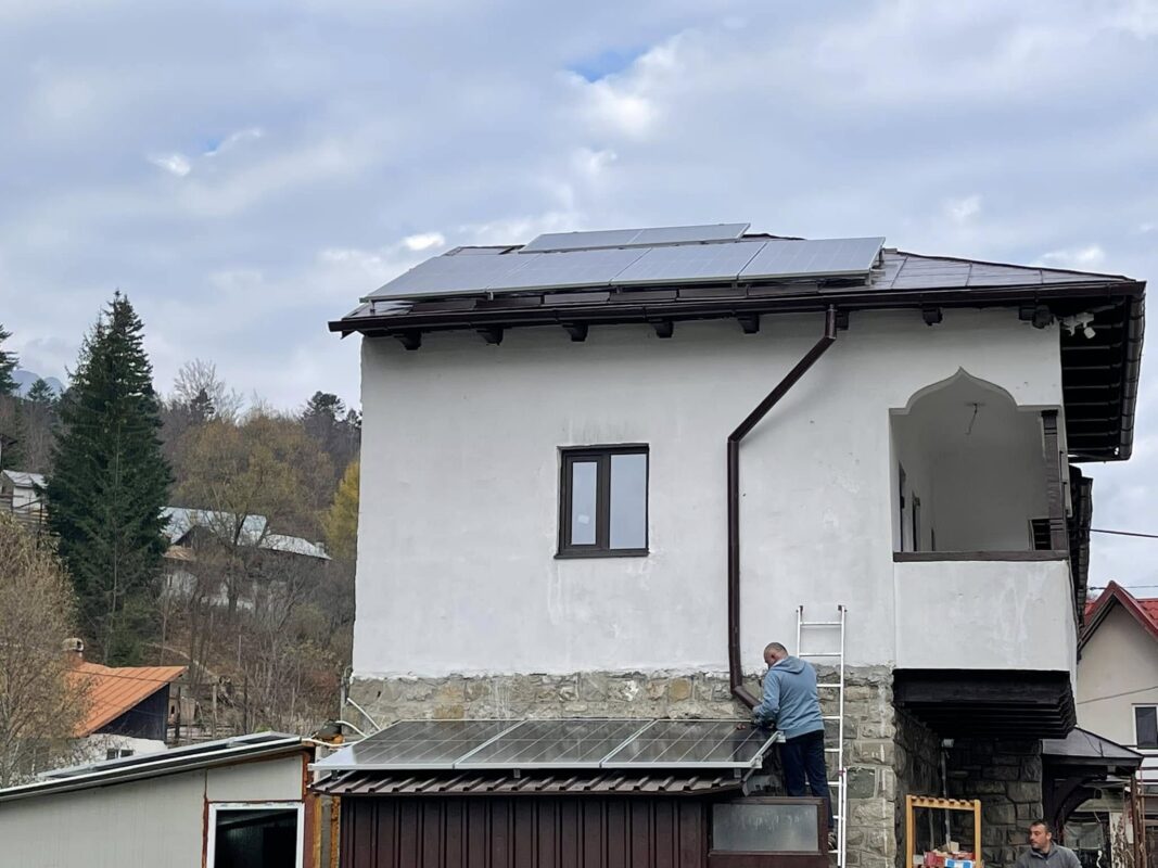 Instalación de placas solares en casa rural en CLM Instalación de placas solares en casa rural en CLM
