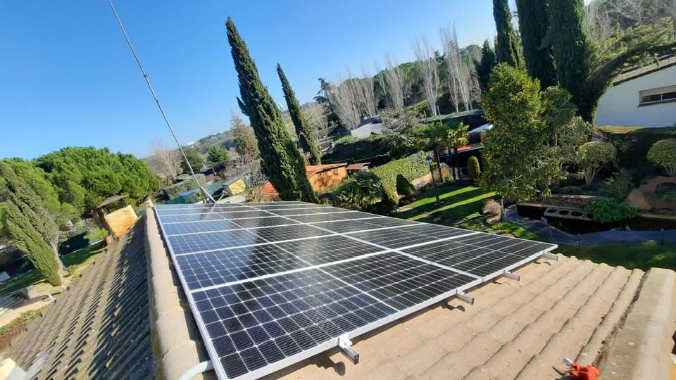 Instalación de placas solares en tejado en Las Rozas Paneles solares instalados en cubierta de vivienda en Las Rozas para autoconsumo fotovoltaico