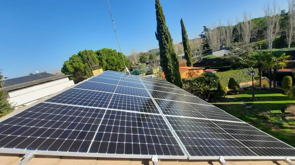 Instalación fotovoltaica en Las Rozas de Madrid Vista general de instalación de placas solares en cubierta residencial en Las Rozas