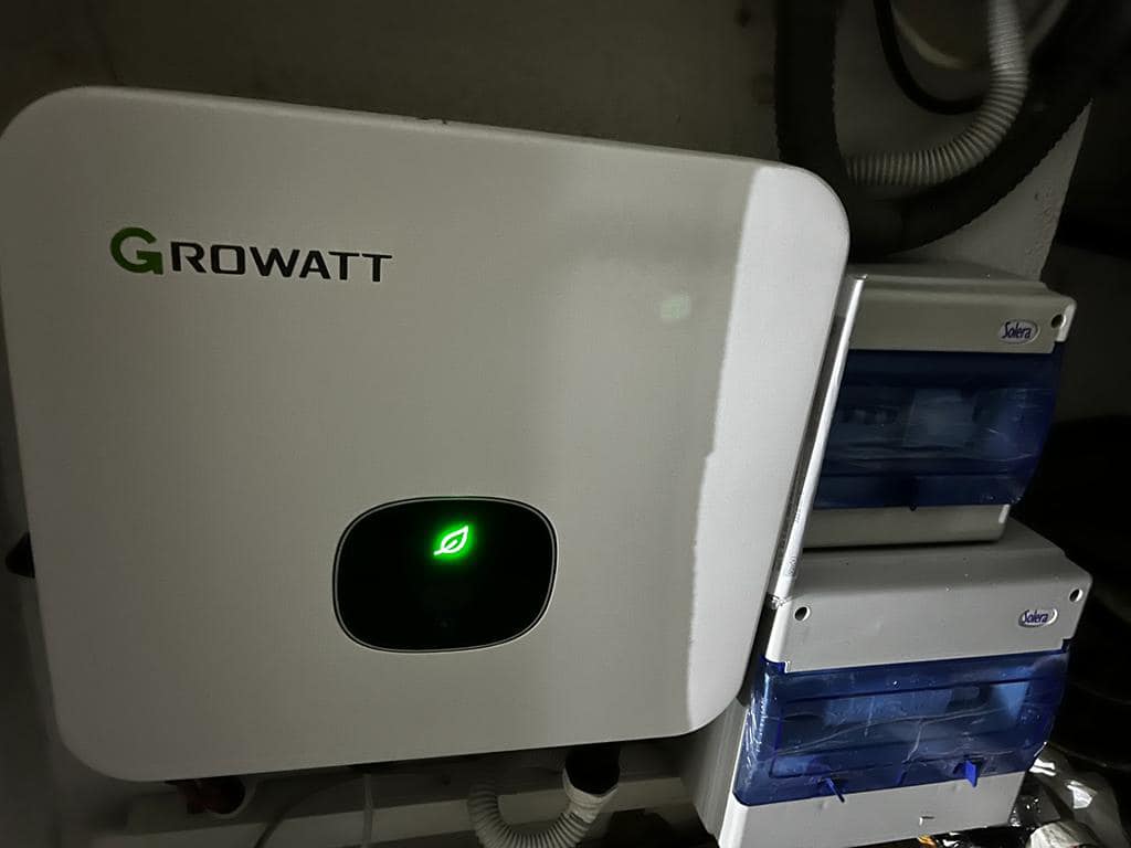 Inversor híbrido trifásico Growatt de 6 kW Inversor híbrido trifásico Growatt instalado en sistema de autoconsumo residencial en Móstoles