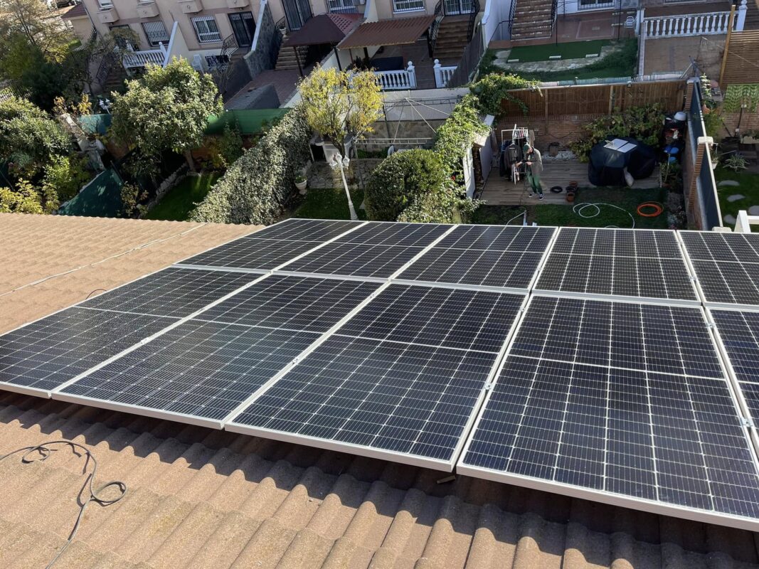 Sistema de autoconsumo solar residencial con paneles fotovoltaicos en vivienda de Fuenlabrada Vista de instalación de placas solares en tejado de vivienda unifamiliar en Fuenlabrada