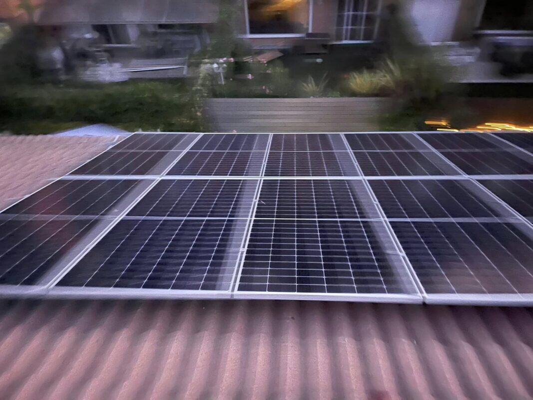 Sistema de energía solar en vivienda residencial en Alcobendas Paneles solares instalados en cubierta de vivienda unifamiliar en Alcobendas para autoconsumo fotovoltaico