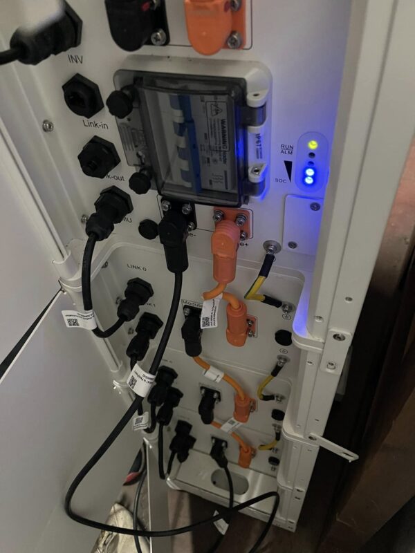 Sistema eléctrico para autoconsumo solar con conexión a inversor Sistema eléctrico para autoconsumo solar con inversor en instalación fotovoltaica en vivienda unifamiliar