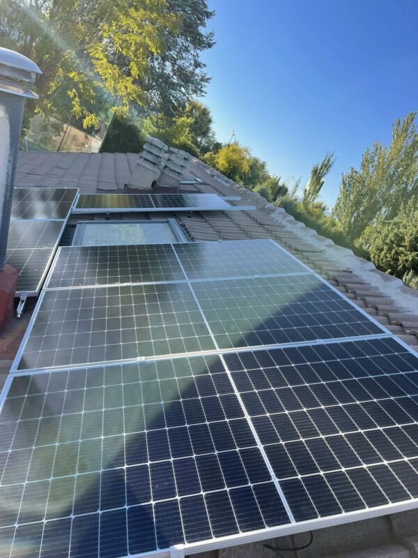 Vista de paneles solares en vivienda unifamiliar en Alcobendas Módulos solares fotovoltaicos instalados en vivienda unifamiliar en Alcobendas orientados a autoconsumo